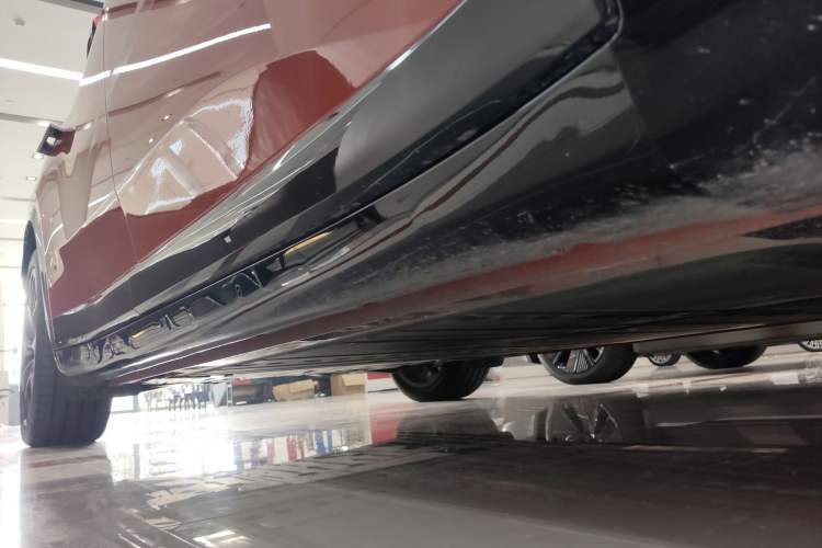 Used ONVO L60 2024 60 kWh All-Wheel Drive Right Side Sill