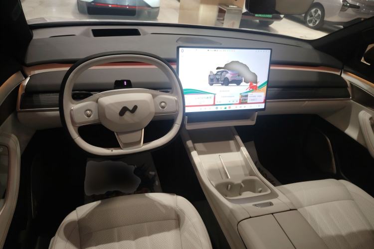 Used ONVO L60 2024 60 kWh All-Wheel Drive Center Console