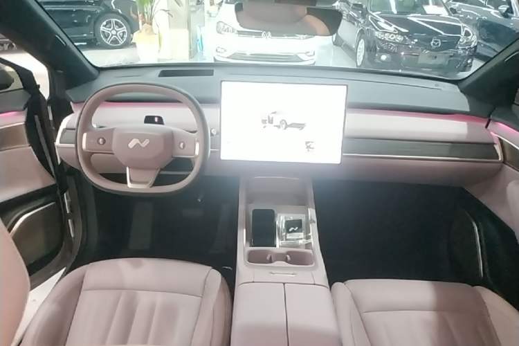 Used ONVO L60 2024 60 kWh Rear-Drive Version Center Console