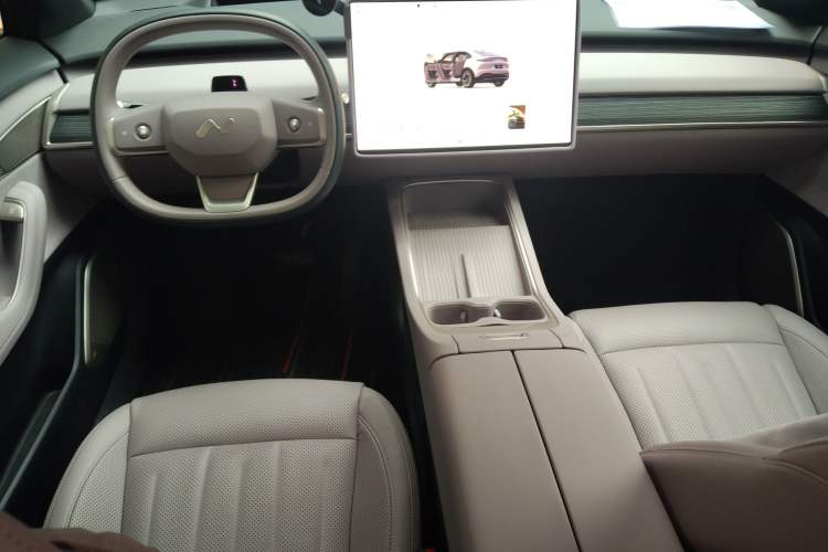 Used ONVO L60 2024 60 kWh Rear-Drive Version Center Console