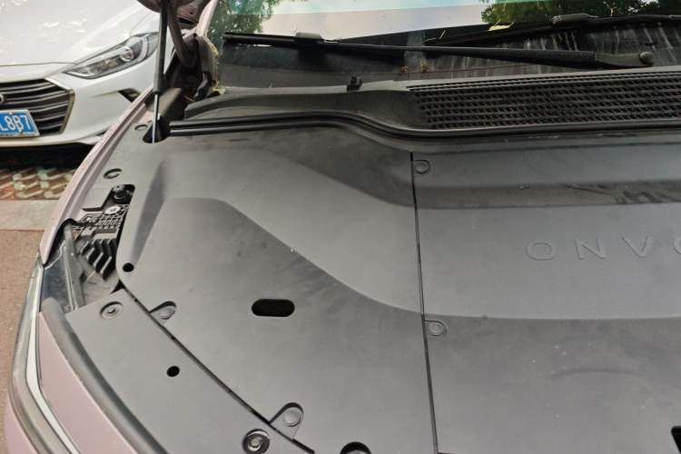 Used ONVO L60 2024 60 kWh All-Wheel Drive Engine Bay Right