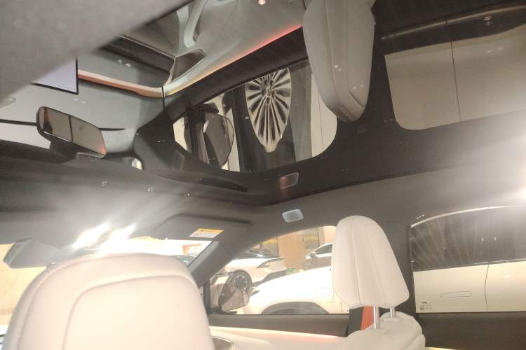 Used ONVO L60 2024 60 kWh All-Wheel Drive Headliner