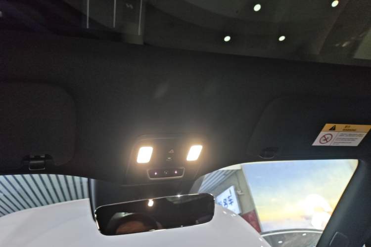 Used ONVO L60 2024 60 kWh Rear-Drive Version Headliner