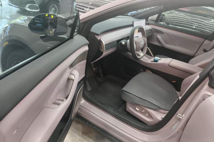 Used ONVO L60 2024 60 kWh Rear-Drive Version Interior 1