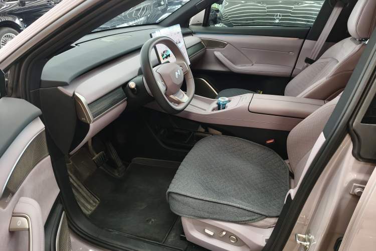 Used ONVO L60 2024 60 kWh Rear-Drive Version Interior 4