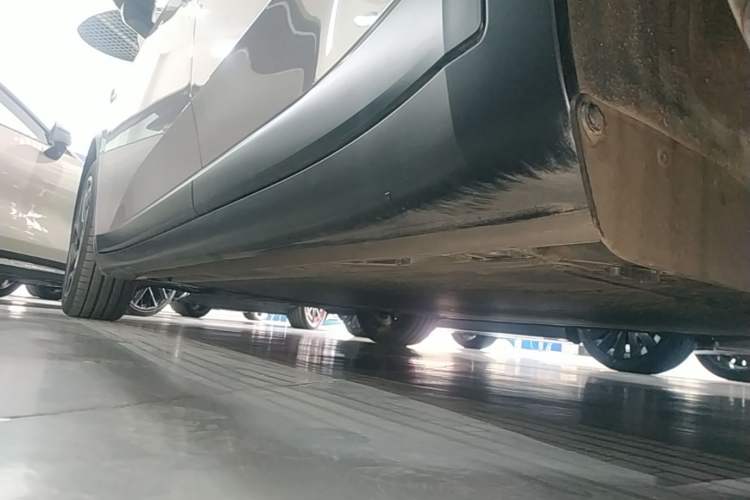 Used ONVO L60 2024 60 kWh Rear-Drive Version Left Side Sill