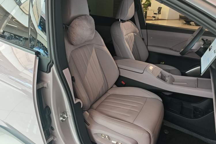 Used ONVO L60 2024 60 kWh Rear-Drive Version Right Front Seat