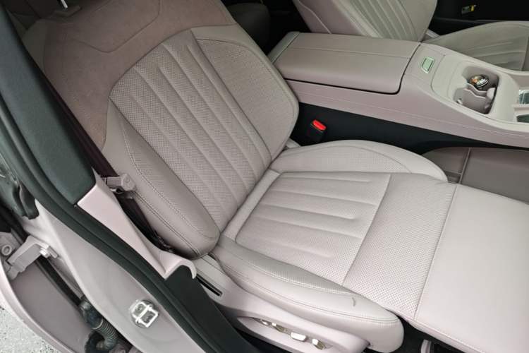 Used ONVO L60 2024 60 kWh Rear-Drive Version Right Front Seat