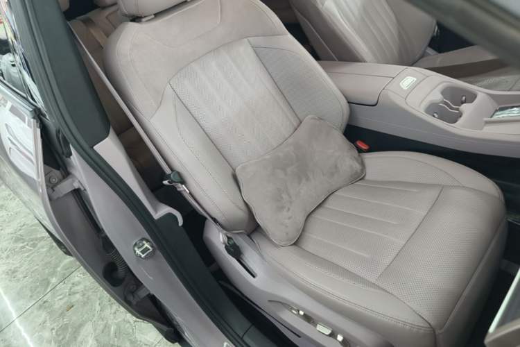 Used ONVO L60 2024 60 kWh Rear-Drive Version Right Front Seat
