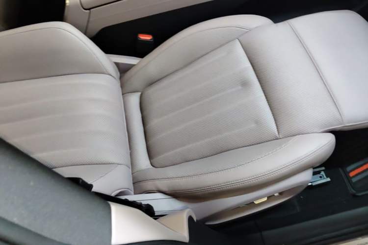 Used ONVO L60 2024 60 kWh Rear-Drive Version Right Front Seat
