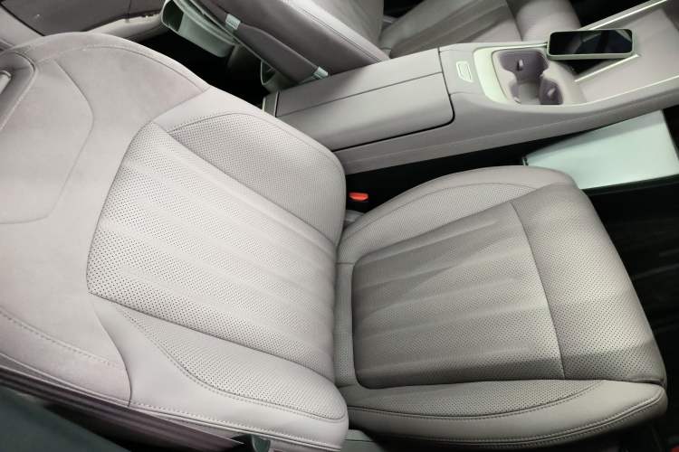 Used ONVO L60 2024 60 kWh Rear-Drive Version Right Front Seat