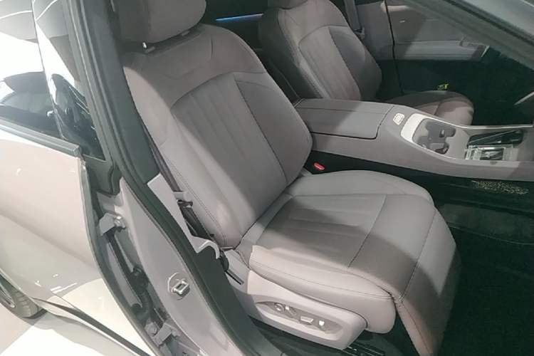 Used ONVO L60 2024 60 kWh Rear-Drive Version Right Front Seat