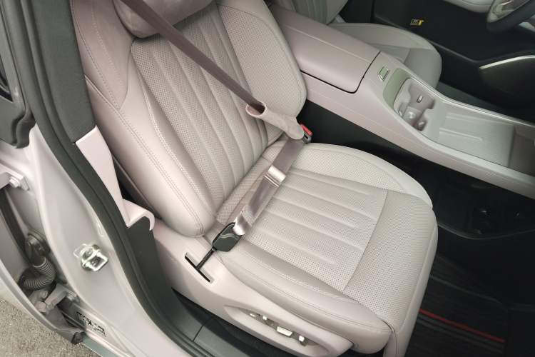 Used ONVO L60 2024 60 kWh Rear-Drive Version Right Front Seat