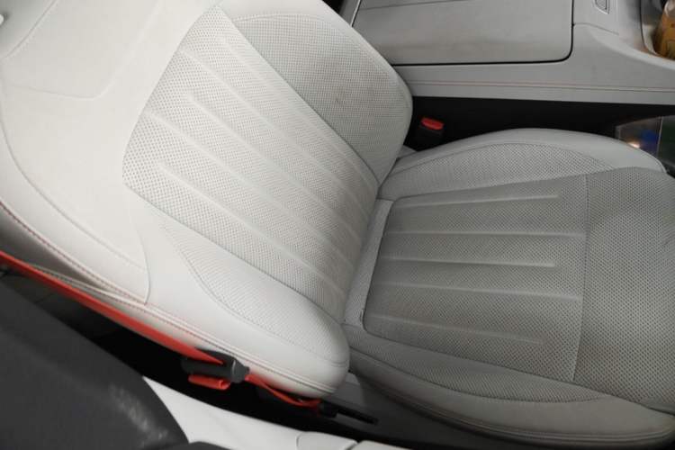 Used ONVO L60 2024 60 kWh All-Wheel Drive Right Front Seat