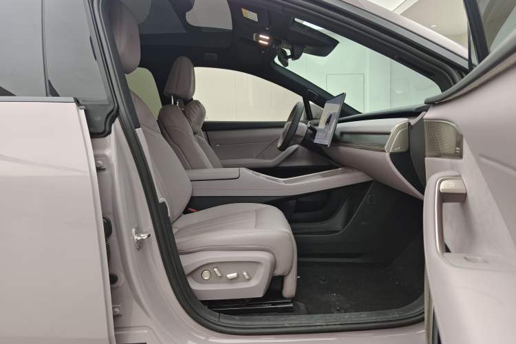 Used ONVO L60 2024 60 kWh Rear-Drive Version Right Front Seat