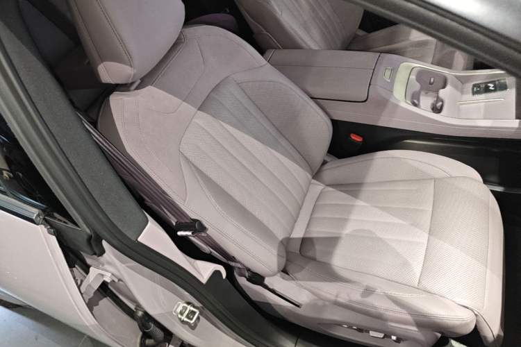 Used ONVO L60 2024 60 kWh Rear-Drive Version Right Front Seat