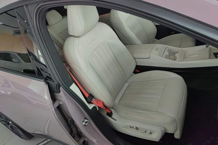 Used ONVO L60 2024 60 kWh All-Wheel Drive Right Front Seat
