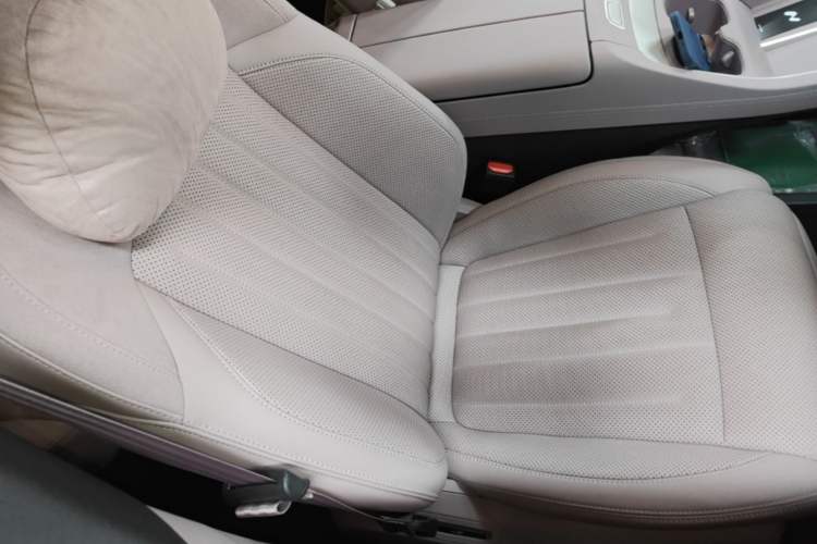 Used ONVO L60 2024 60 kWh Rear-Drive Version Right Front Seat