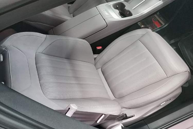 Used ONVO L60 2024 60 kWh Rear-Drive Version Right Front Seat
