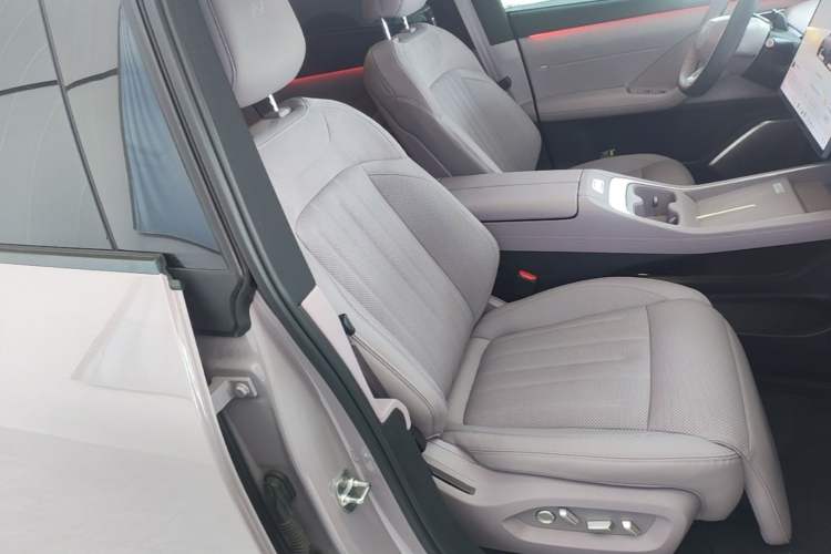 Used ONVO L60 2024 60 kWh Rear-Drive Version Right Front Seat