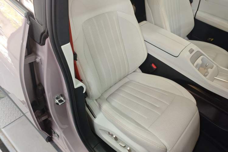 Used ONVO L60 2024 60 kWh Rear-Drive Version Right Front Seat