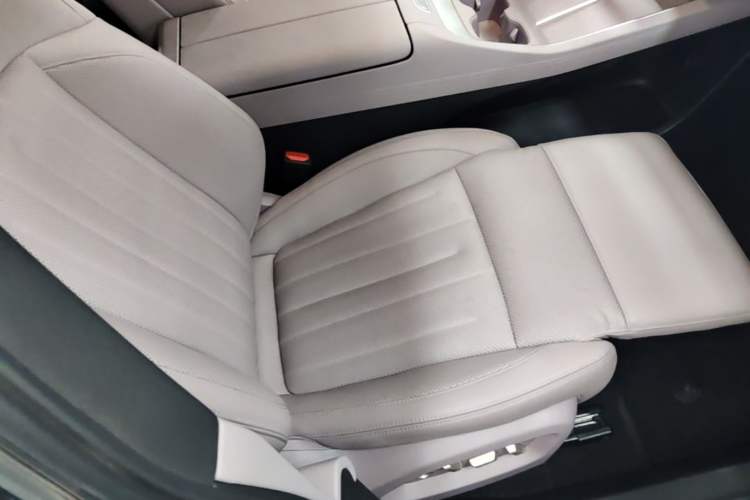 Used ONVO L60 2024 60 kWh Rear-Drive Version Right Front Seat