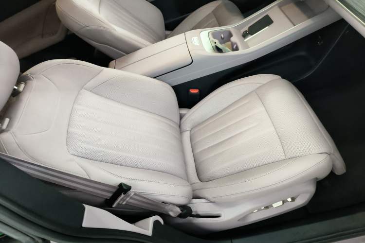 Used ONVO L60 2024 60 kWh Rear-Drive Version Right Front Seat