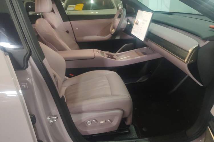 Used ONVO L60 2024 60 kWh Rear-Drive Version Right Front Seat