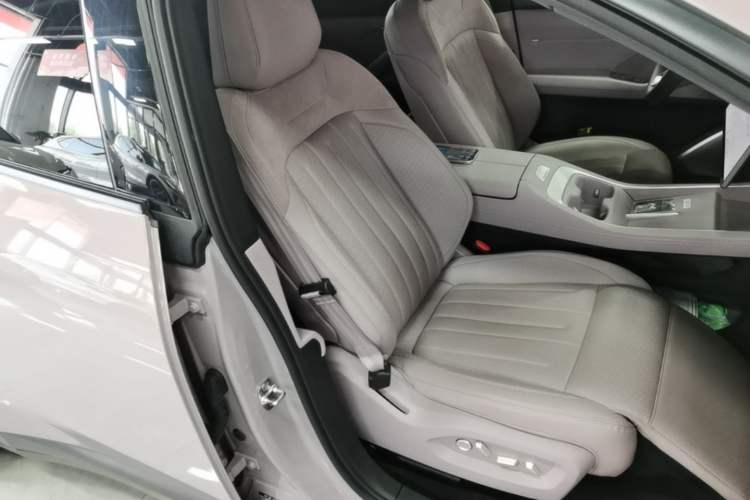 Used ONVO L60 2024 60 kWh Rear-Drive Version Right Front Seat