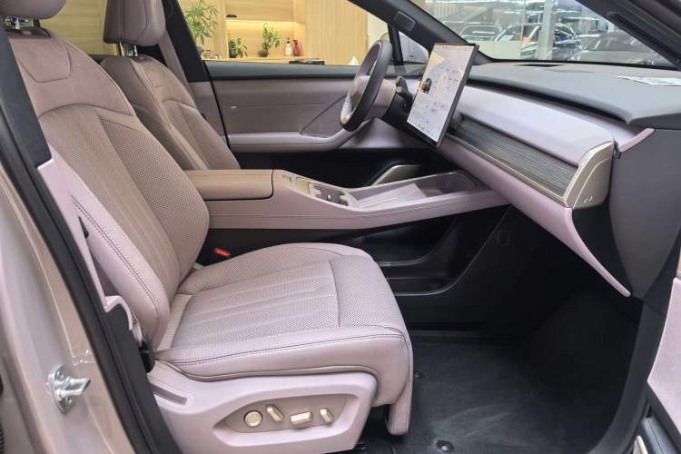 Used ONVO L60 2024 60 kWh All-Wheel Drive Right Front Seat