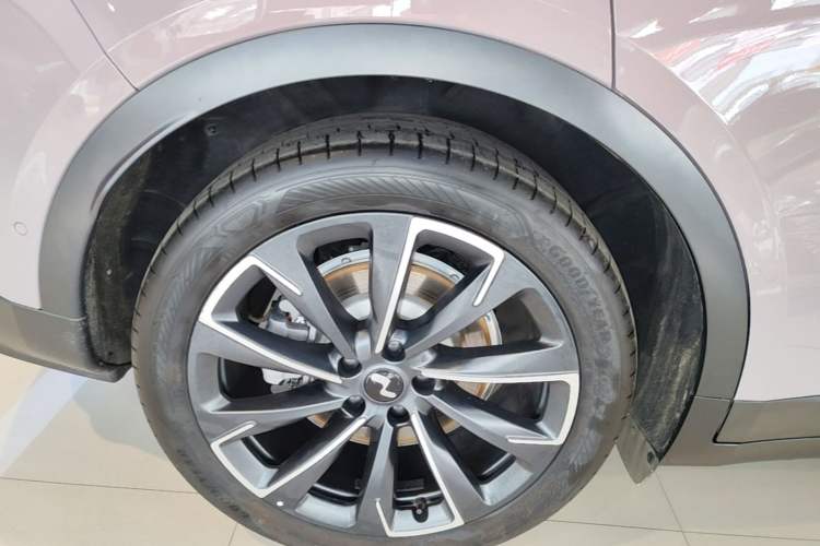 Used ONVO L60 2024 60 kWh All-Wheel Drive Right Rear Wheel Hub