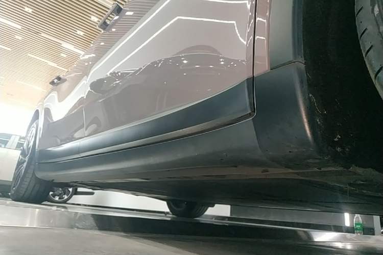 Used ONVO L60 2024 60 kWh Rear-Drive Version Right Side Sill
