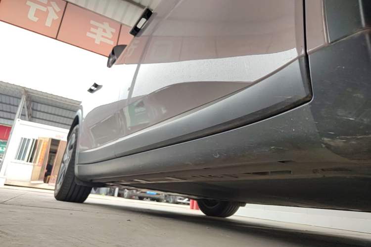 Used ONVO L60 2024 60 kWh Rear-Drive Version Right Side Sill
