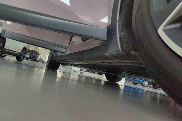 Used ONVO L60 2024 60 kWh All-Wheel Drive Right Side Sill