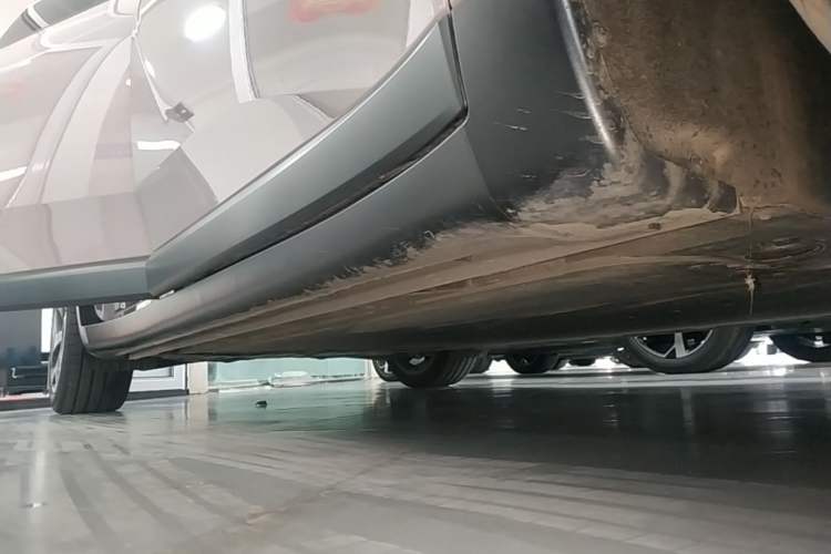 Used ONVO L60 2024 60 kWh Rear-Drive Version Right Side Sill