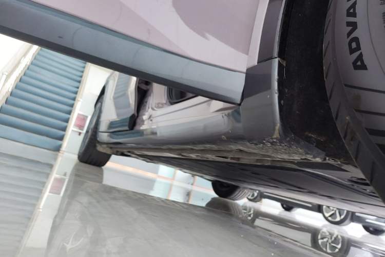 Used ONVO L60 2024 60 kWh Rear-Drive Version Right Side Sill