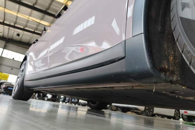 Used ONVO L60 2024 60 kWh Rear-Drive Version Right Side Sill