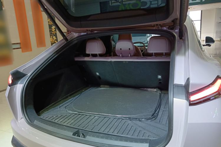 Used ONVO L60 2024 85 kWh Rear-Drive Version Trunk