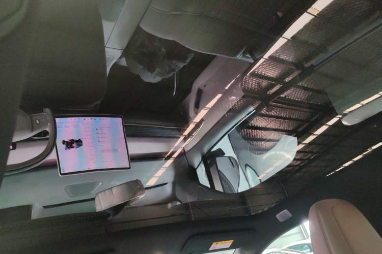 Used ONVO L60 2024 85 kWh Rear-Drive Version Headliner