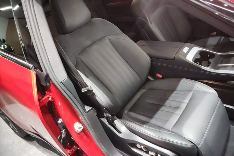 Used ONVO L60 2024 60 kWh All-Wheel Drive Right Front Seat