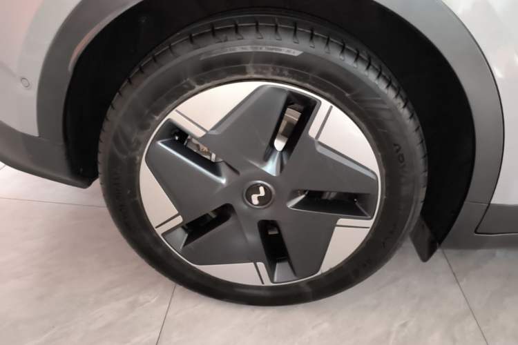 Used ONVO L60 2024 60 kWh Rear-Drive Version Exterior 1