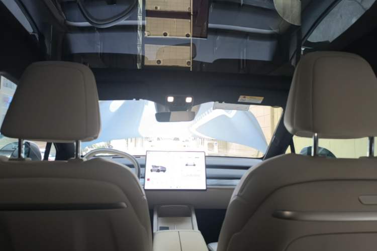 Used ONVO L60 2024 60 kWh All-Wheel Drive Headliner