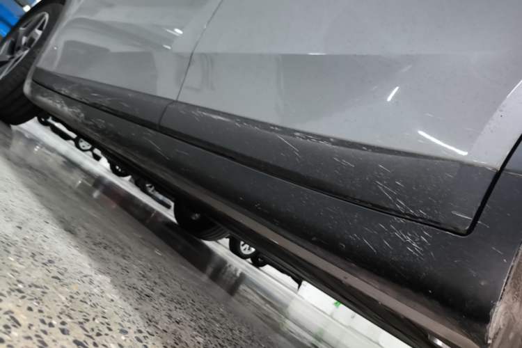 Used ONVO L60 2024 60 kWh All-Wheel Drive Left Side Sill