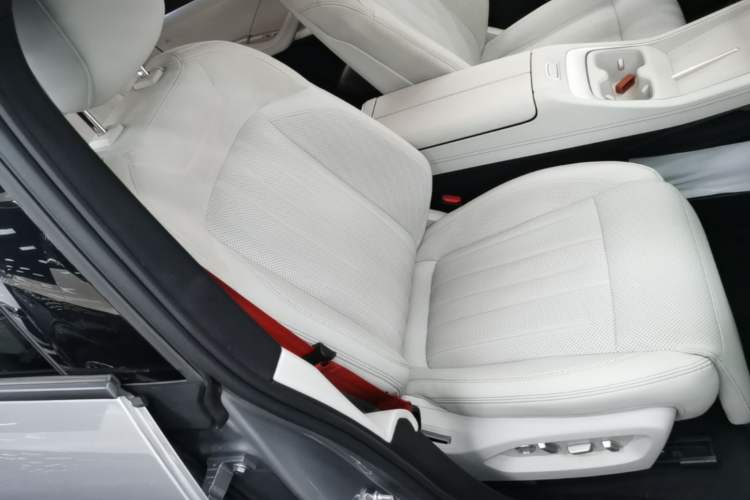 Used ONVO L60 2024 60 kWh Rear-Drive Version Right Front Seat