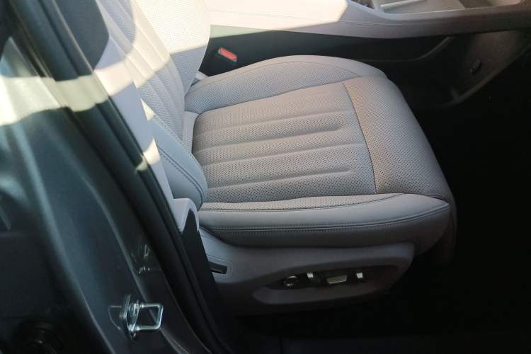 Used ONVO L60 2024 60 kWh Rear-Drive Version Right Front Seat