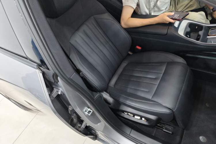 Used ONVO L60 2024 60 kWh Rear-Drive Version Right Front Seat