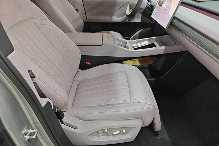 Used ONVO L60 2024 60 kWh Rear-Drive Version Right Front Seat