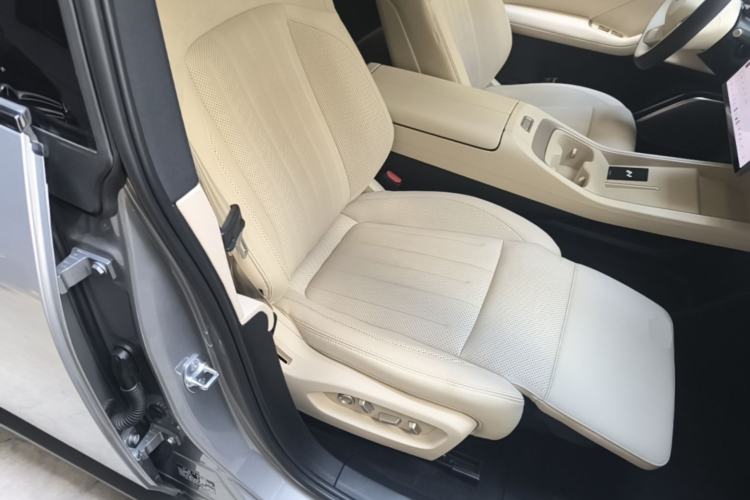 Used ONVO L60 2024 60 kWh All-Wheel Drive Right Front Seat