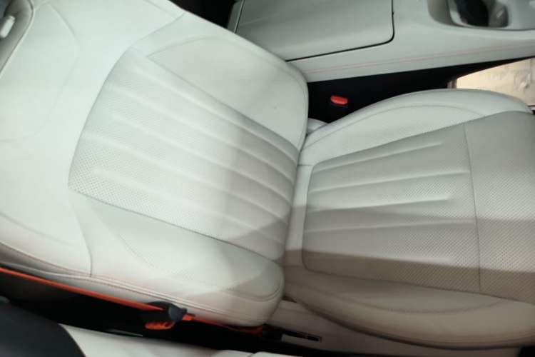 Used ONVO L60 2024 60 kWh All-Wheel Drive Right Front Seat