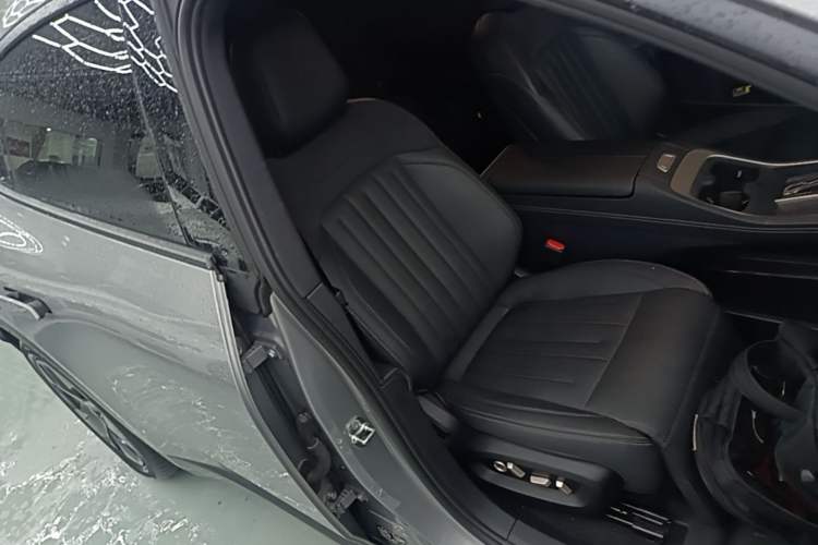 Used ONVO L60 2024 60 kWh Rear-Drive Version Right Front Seat